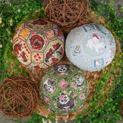 Booklet of the Embroidery Charts “Three Bears Quaker Balls”