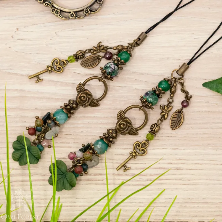 Scissor Fob “Shamrock” Bronzy Metal Color Fittings