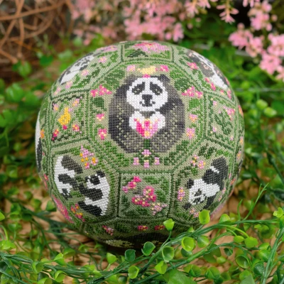 Digital embroidery chart “Pandas Qaker Ball”