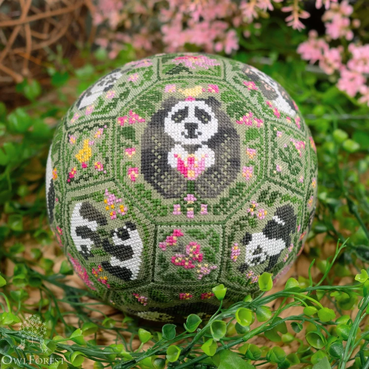 Digital embroidery chart “Pandas Qaker Ball”
